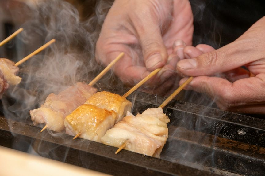 カウンター席からは、食欲をそそる炭の香り。