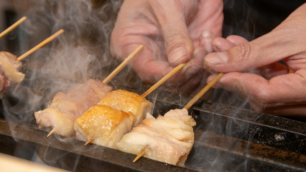 カウンター席からは、食欲をそそる炭の香り。
