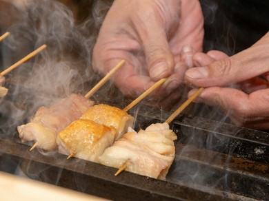 カウンター席からは、食欲をそそる炭の香り。