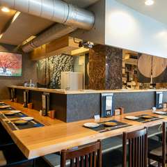 会話が弾みふたりの距離が縮まる、焼き場を囲むカウンター席