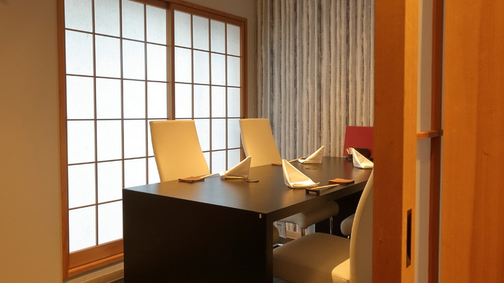 周囲を気にせず、自分たちの時間を享受できる個室空間