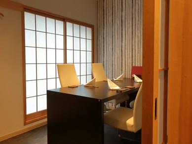 周囲を気にせず、自分たちの時間を享受できる個室空間