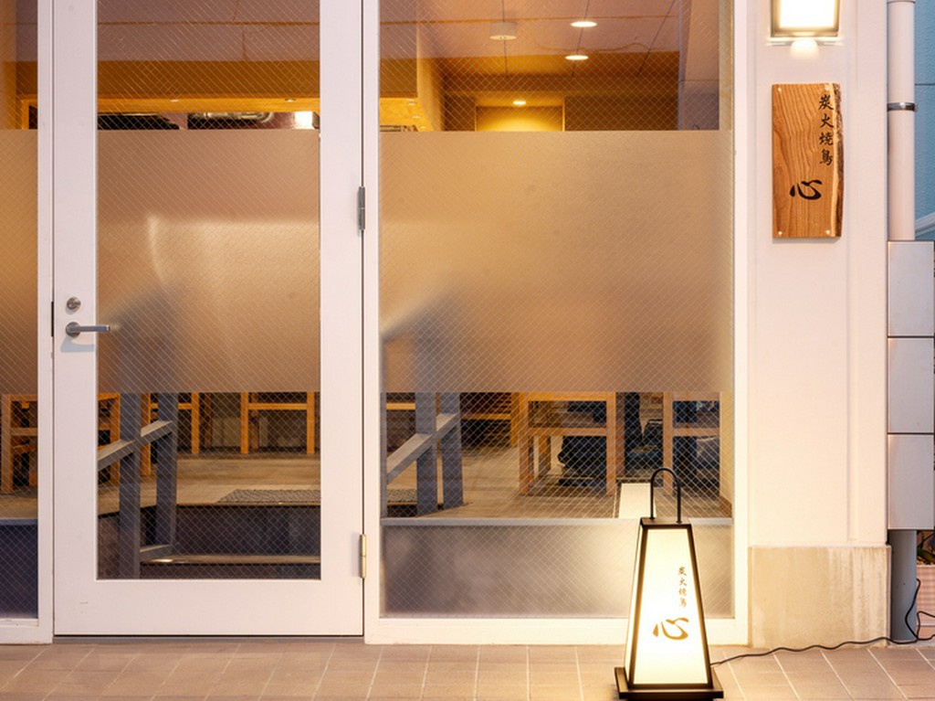 一人でフラッと食事ができ、誰もがくつろげる空間が広がる