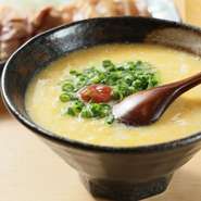 スープには鶏ガラの旨みとコラーゲンが凝縮されており、深い味わいを満喫。卵を加えて優しく仕上げられたこの一品は、まさに至福の〆といえるでしょう。