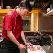 焼鳥は、個人のペースに合わせて一本ずつ焼き立てを提供しています。ゲストとのコミュニケーションを大切にし、居心地の良さをつくり出している料理人。心温まるひとときを過ごしてほしいと考えます。