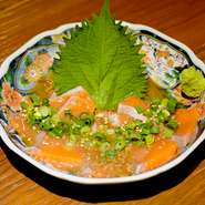 サーモンのお刺身を博多風自家製ゴマダレで仕上げました。