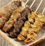 定番串5種を1本ずつ。焼き鳥の魅力を一皿で。