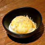 バニラアイスに黒蜜ときな粉。やさしい甘さの和スイーツ。