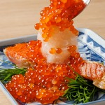 銀鮭におろしといくらをのせた、彩り豊かな一品。