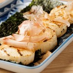 香ばしく焼いた長いもに、海苔とかつおぶしの風味を添えて。