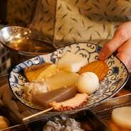 店内中央に食べ放題おでん用カウンターを設置◎なんとワンコインでお通しのおでんが食べ放題。当店自慢のおでんをご堪能下さい。最大2.5時間飲み放題付コース3500円（税別）～開始。