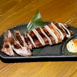 醤油を塗りながら焼いた、スルメイカ一杯の豪快焼き。