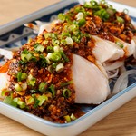 しっとり鶏ももに、旨辛ソースが絡むやみつきの一皿。