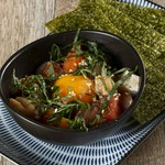 甘口醤油で和えた海鮮を、海苔で巻いて味わう贅沢ユッケ。