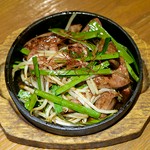 熱々の鉄板で楽しむ、食欲そそる一皿。