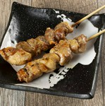 香ばしく焼き上げた、定番の鶏もも串。