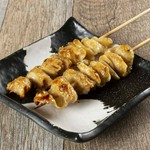 パリッと香ばしく、濃厚な旨味が広がる鶏皮串。