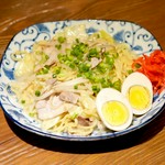 豚のコクが広がる、香ばしい焼きラーメン。