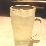 山椒焼酎のソーダ割。更にスパイスをトッピング。