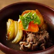 肉じゃがの野菜は揚げ煮になっており、和牛はさっと汁にくぐらす程度で柔らかく仕上がっています。