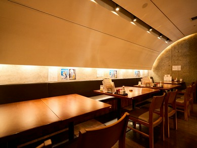 92名入店可。多彩な席・個室を設ける店内