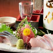 旬の魚を使った刺身はもちろん、豚・鶏・馬肉なども新鮮かつ良質な食材をセレクト。鮮度抜群の食材の素材を活かした料理や、手間暇かけて食材の魅力を引き出した料理など、多彩なメニューが自慢です。