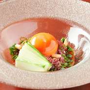 馬の赤身肉を自家製タレと絡め、濃厚卵をトッピングした『馬刺ユッケ』。そのまま食べてもおいしい馬肉に、さらに一手間加えておいしさをプラス。日本酒・焼酎などのお酒と楽しみたい逸品です。