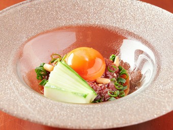 日本酒や焼酎のお供に『馬刺ユッケ』