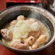 鮮度抜群のもつを白味噌で煮込んだ『白もつ煮込み』は、お店の名物メニュー。“とりあえず”のオーダーはもちろん、“あと一品ほしい”場面にもオススメです。