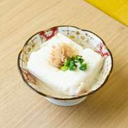 築地の名店の職人が作るふわふわの玉子焼きの贅沢な逸品です。うるめだしに浸すことで、玉子焼きの旨味がさらに引き立ち、上品な味わいに仕上がります。