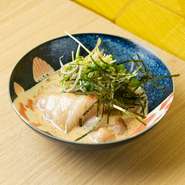 脂ののったブリの刺身に、自家製ごまだれと薬味を添えた、シンプルながらも贅沢な一品です。ブリの旨味とごまの香ばしさが絶妙にマッチし、ご飯やお酒のお供にぴったりです。