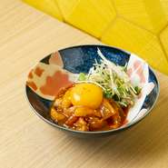 真鯛を、コチュジャンやごま油、にんにくなどで和え、卵黄を加えた濃厚な味わいのユッケです。
真鯛の旨味とコチュジャンのピリッとした辛味が絶妙にマッチし、お酒のおつまみにぴったりです。
