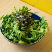 春菊のシャキシャキとした食感と、韓国海苔の香ばしさが楽しめる、ヘルシーなサラダです。ごま油や酢のさっぱりとした味わいが食欲をそそります。