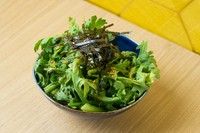 春菊のシャキシャキとした食感と、韓国海苔の香ばしさが楽しめる、ヘルシーなサラダです。ごま油や酢のさっぱりとした味わいが食欲をそそります。