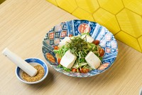 豆腐の滑らかな食感と、直前に擦った金胡麻の香ばしさが楽しめる、ヘルシーなサラダです。