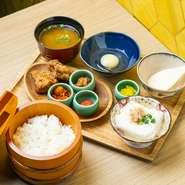 玉子かけごはん（ごはんのお供付き）　出汁巻き