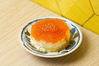 明太子の辛味とコク、とびっこの旨味、いくらのプチプチとした食感が楽しめる、贅沢なポテトサラダです。じゃがいもをたっぷり使用し、食べ応えも抜群です。