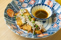 イカの旨味がたっぷり詰まったチヂミにしらすを乗せたボリューム満点のチヂミです。