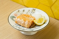 脂ののった銀鮭のハラスを、シンプルに焼き上げた一品です。とろけるような脂と、ふっくらとした身がたまらない美味しさです。