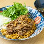 おにぎりと唐揚げの組み合わせが人気の定食です。おにぎりは、ふっくらと炊き上げたご飯に、さまざまな具材を包み込んでいます。唐揚げは、ジューシーで肉厚な鶏肉を、秘伝の衣で揚げた手仕込み塩唐揚です。