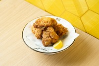 細かく粉砕したパン粉と片栗粉などの衣を纏い揚げた当店オリジナルの塩唐揚