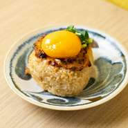 出汁で炊いたご飯を焼きおにぎりにし、甘めの西京味噌を塗って香ばしく焼き上げました