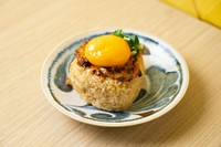 出汁で炊いたご飯を焼きおにぎりにし、甘めの西京味噌を塗って香ばしく焼き上げました