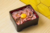 広島県産コシヒカリ越宝玉のふっくらとしたご飯に、甘辛いタレで味付けした牛肉をまぶした、ボリューム満点のお重です。
