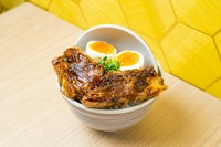 甘辛い八丁味噌ダレでじっくりと煮込んだ、とろけるような食感の角煮を熱々のご飯の上にのせた丼ぶりです。
約300ｇある角煮はボリュームがあり食べ応えのある一品です。