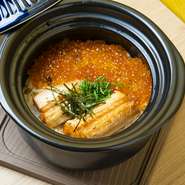 ふっくらとしたご飯の上に、脂ののった鮭の身と新鮮ないくらをたっぷりと盛り付けました。
鮭の旨味といくらの甘みが、絶妙にマッチした贅沢な味わいが楽しめる宮城県の郷土料理です。