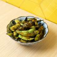 枝豆の甘みとカレースパイスの香ばしさが楽しめる、おつまみにぴったりの逸品です。枝豆は、スパイスで焼くことで、香ばしさと旨味が感じられます。