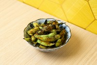 枝豆の甘みとカレースパイスの香ばしさが楽しめる、おつまみにぴったりの逸品です。枝豆は、スパイスで焼くことで、香ばしさと旨味が感じられます。