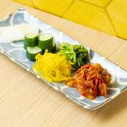 5種類のお漬物。箸休めにどうぞ！