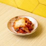 白菜のシャキシャキとした食感と、唐辛子の辛味が絶妙にマッチした、大阪鶴橋生まれの本格的なキムチです。